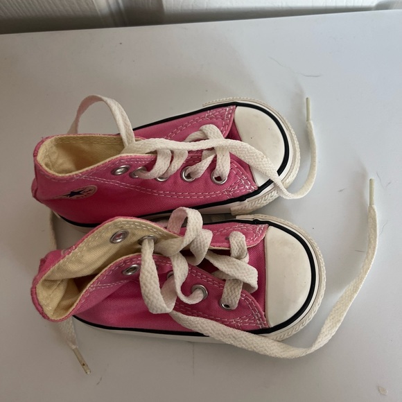 Toddler size 4 converse all star chuck Taylor, high tops - Picture 4 of 5